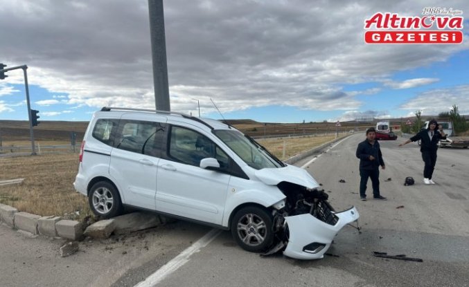 Çorum'da otomobil ile hafif ticari araç çarpıştı, 3 kişi yaralandı