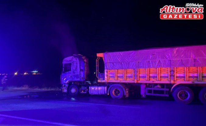 Çorum'da park halindeki tırda çıkan yangında hasar oluştu