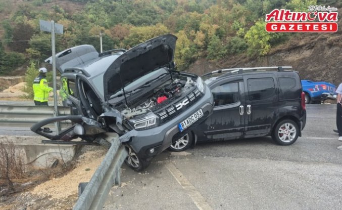 Düzce'de ciple hafif ticari aracın çarpıştığı kazada 3 kişi yaralandı