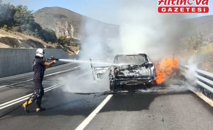 Amasya’da yanan otomobil kullanılamaz hale geldi