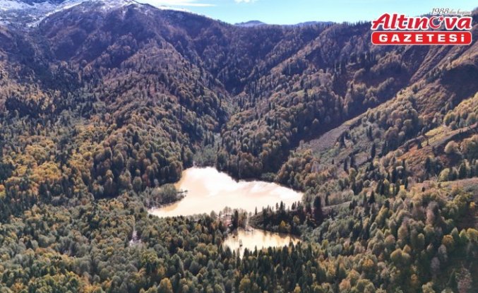 Artvin'deki Borçka Karagöl Tabiat Parkı sonbahar renklerine büründü