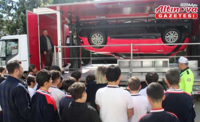 Mecitözü'nde emniyet kemeri simülasyon aracıyla eğitim yapıldı