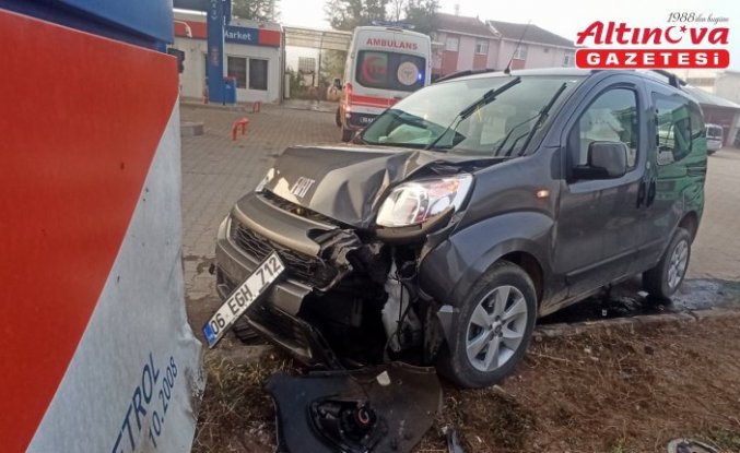 Tokat'ta akaryakıt istasyonunun tabelasına çarpan hafif ticari araçtaki 3 kişi yaralandı