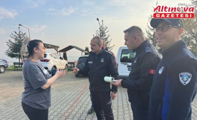 Bartın'da temizlik işçisi yolda bulduğu cüzdanı sahibine teslim etti