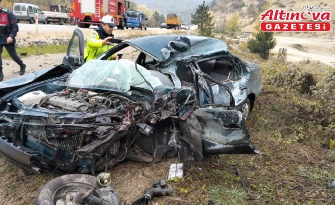 Bolu'da kamyonla çarpışan otomobildeki 1 kişi öldü, 1 kişi yaralandı