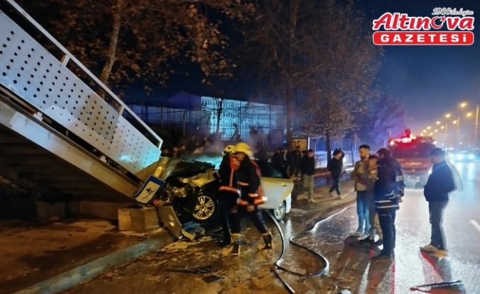 Sinop'ta yaya üst geçidine çarpan otomobildeki 4 kişi yaralandı