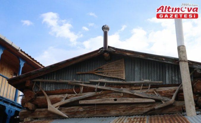 Tokat'ta topladığı 2 binden fazla eski eşyayı bahçesinde ve deposunda sergiliyor