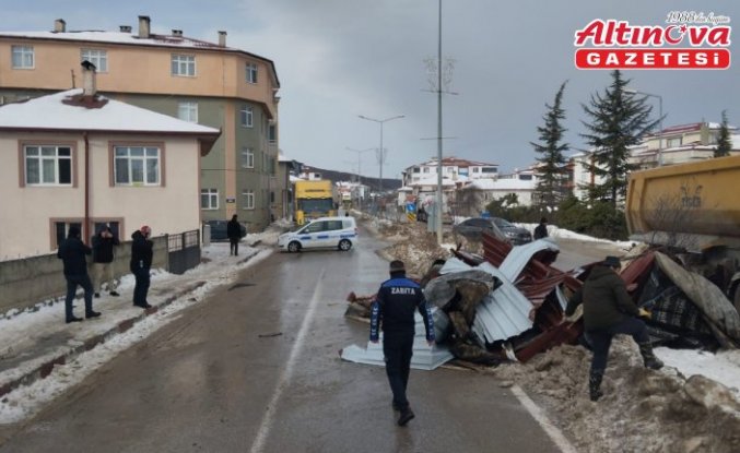 Samsun'da kuvvetli rüzgar nedeniyle okul çatısının bir bölümü yola düştü