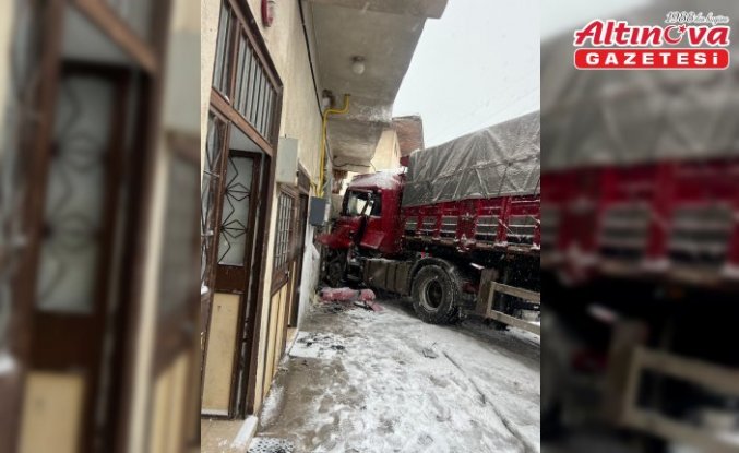 Tokat'ta tırın eve çarpması kameraya yansıdı