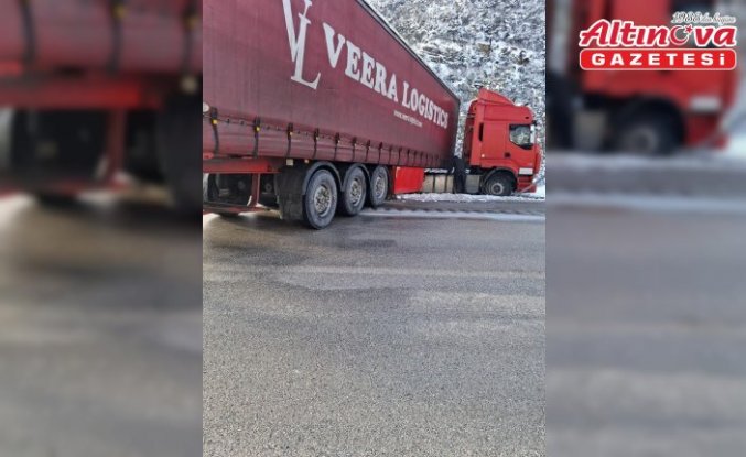 Tokat'ta yolda kalan tırı İl Özel İdaresi ekipleri kurtardı