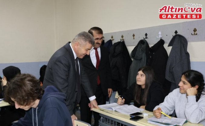 Artvin Valisi Ergün, lise öğrencileriyle iftarda buluştu