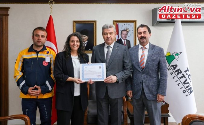 Artvin Valisi Ergün, yılın sağlık çalışanlarını başarı belgesi ile ödüllendirdi