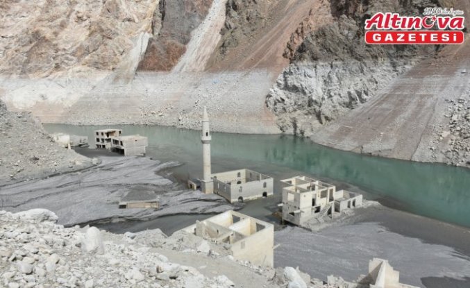 Artvin'de baraj altında kalan köy su seviyesi düşünce yeniden ortaya çıktı