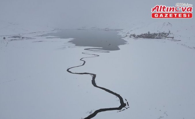 Bayburt'ta menderesler karla kaplandı