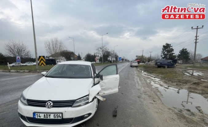 Bolu'da iki otomobilin çarpışması sonucu 3 kişi yaralandı