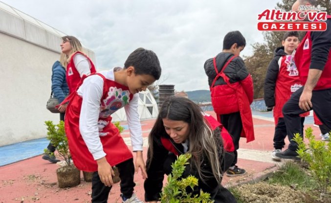 Karabük'te ilkokul öğrencileri fidanları toprakla buluşturdu