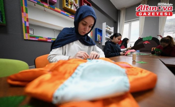 Liselilerden oluşan tiyatro grubu köy okullarında sahne alıyor