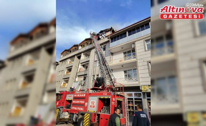 Niksar'da yangın çıkan binanın çatı katı zarar gördü