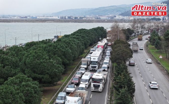 Ordu-Samsun kara yolunda hafriyat kamyonunun devrilmesi sonucu uzun araç kuyruğu oluştu