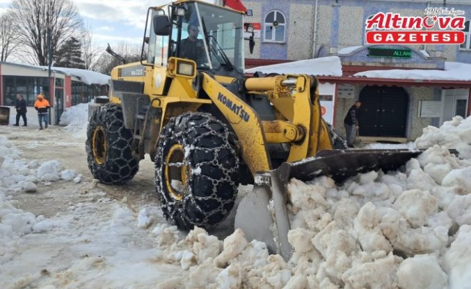 Salıpazarı ilçesinde ekiplerin karla mücadelesi sürüyor