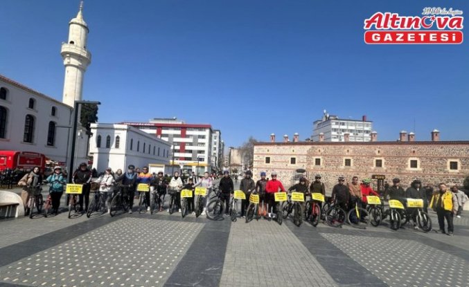Samsun'da bisikletliler trafikte görünür olmak için pedal çevirdi