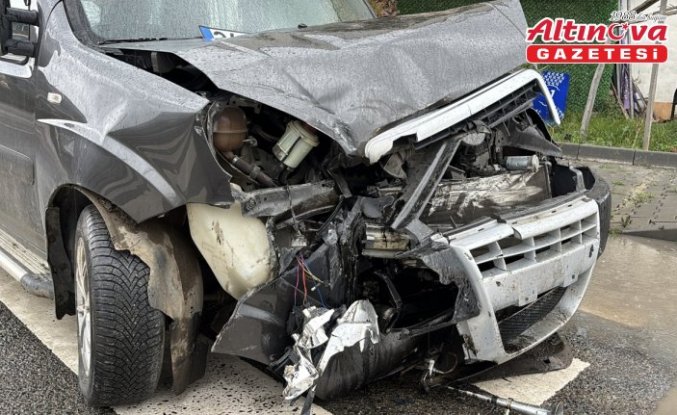 Samsun'da iki otomobilin çarpıştığı kaza güvenlik kamerasında