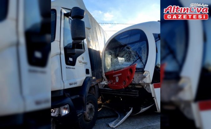 Samsun'da kamyonla tramvayın çarpıştığı kazada 3 kişi yaralandı