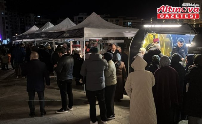 Samsun'da teravih namazı sonrası vatandaşlara ikramda bulunuldu