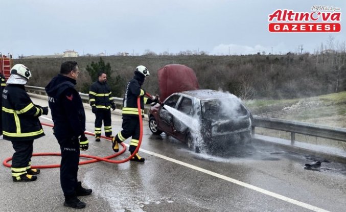 Sinop'ta seyir halindeyken yangın çıkan otomobildeki 2 kişi yaralandı