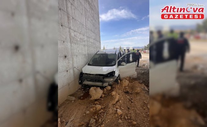Tokat'ta beton duvara çarpan hafif ticari araçtaki 5 kişi yaralandı