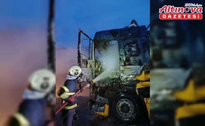 Tosya'da yangın çıkan tır zarar gördü