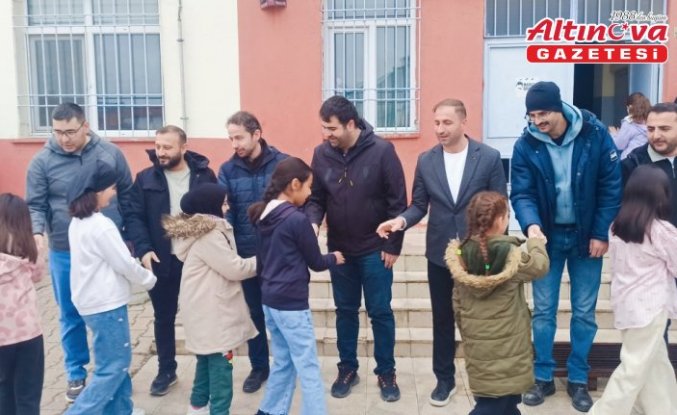Yeşilyurt'ta öğretmenler öğrencilerle bayramlaştı