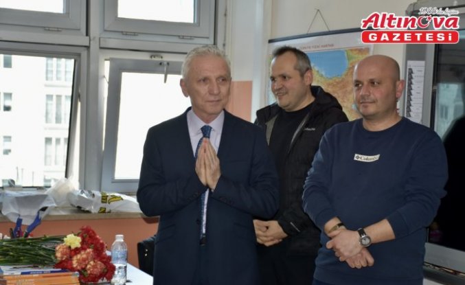 Ordu'da 46 yıllık sınıf öğretmeni düzenlenen sürpriz programla öğrencilerine veda etti