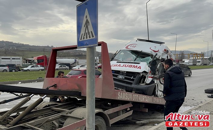 Samsun'da tırla çarpışan ambulansın şoförünün yaralandığı kaza güvenlik kamerasında