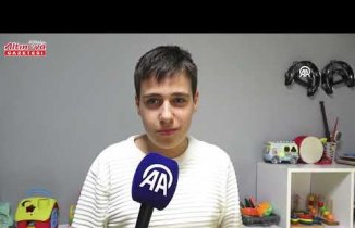 Otizmli Tarık Arda dünyasını müzikle renklendiriyor